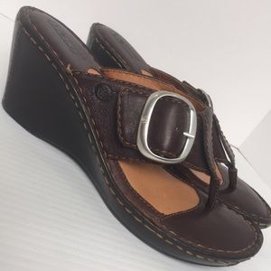 Born 6 M brown leather thongs wedge heel  buckle